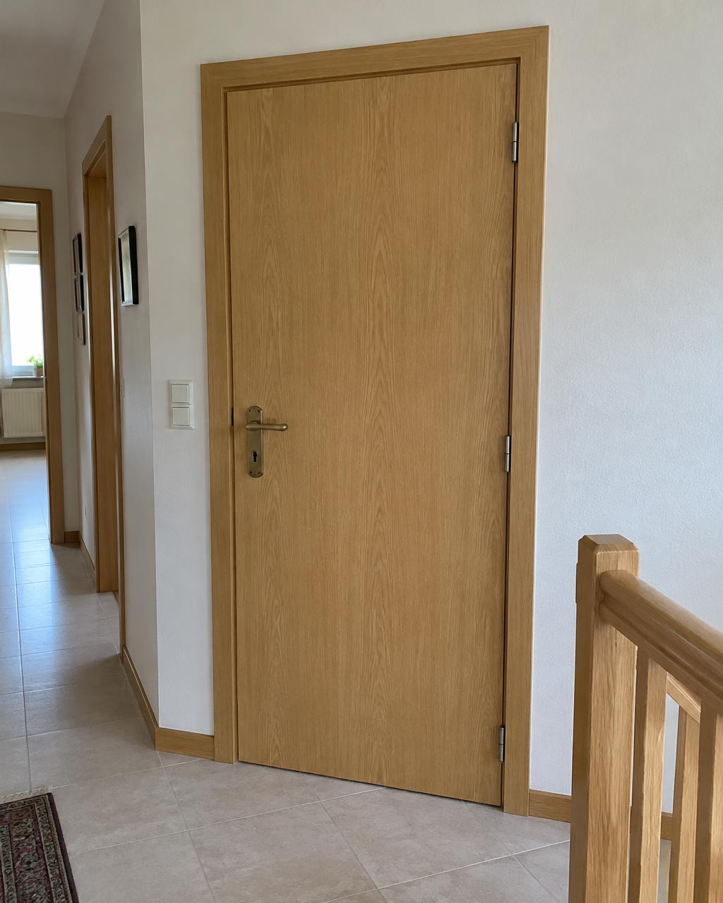 Porte et chambranles en chêne clair avant relooking